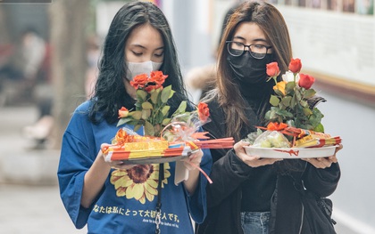 Chùa Hà đến hẹn lại lên: Các bạn trẻ đeo khẩu trang rủ nhau đi cầu duyên ngày Valentine