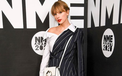 Taylor Swift vừa dự lễ trao giải âm nhạc quy mô nhỏ, vừa "giơ ngón tay thối" đầy thách thức như thể đang "cà khịa" Grammy đấy à?