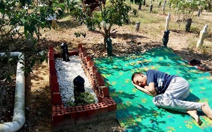 Cậu bé tuần nào cũng đến nằm cạnh mộ cha thủ thỉ tâm sự, sự thật phía sau khiến cư dân mạng không cầm được nước mắt