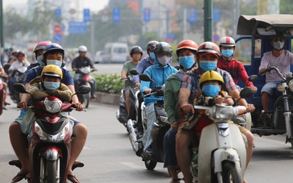 TP.HCM sương mờ từ sáng đến trưa, ai ai cũng trùm khẩu trang kín mít khi ra đường trước diễn biến phức tạp của virus Corona