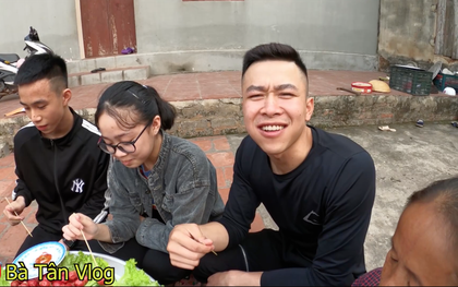 Làm mâm xúc xích siêu to khổng lồ, lần này cháu của bà Tân Vlog lại kêu "chẳng ngon gì cả", nhìn cách ăn thì mới hiểu lý do