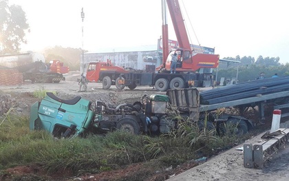 Hành khách hoảng loạn khi xe khách và xe container va chạm, tài xế vội trùm mền kín biển số