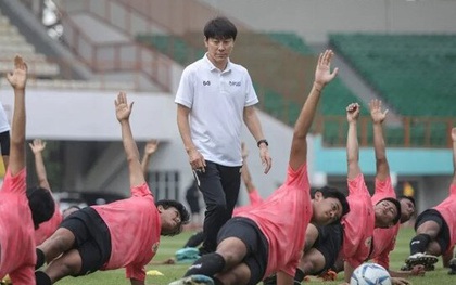 Rộ tin đồng hương thầy Park có khả năng bị bóng đá Indonesia "xù" tiền lương cả triệu USD