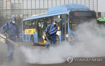 Hàn Quốc: Thêm 1 người tử vong, số người nhiễm virus corona tăng hơn gấp đôi chỉ sau 1 ngày nhưng dân Seoul vẫn bất chấp đi biểu tình