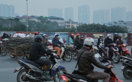 Ảnh: Cảnh chen chúc, lạng lách đánh võng tại các “điểm đen” ùn tắc mới phát sinh trên địa bàn thành phố Hà Nội