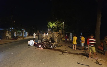 Ô tô tông vào gốc cây lật ngửa, 7 thanh niên thương vong