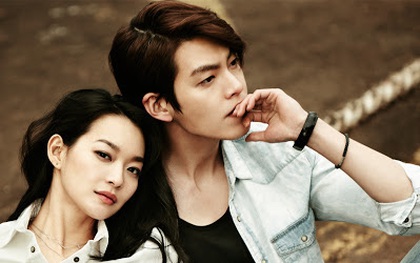 Kim Woo Bin rời công ty cũ sau 8 năm gắn bó, chuẩn bị về chung "nhà" với Shin Min Ah: Yêu đến mức không rời thế này rồi?