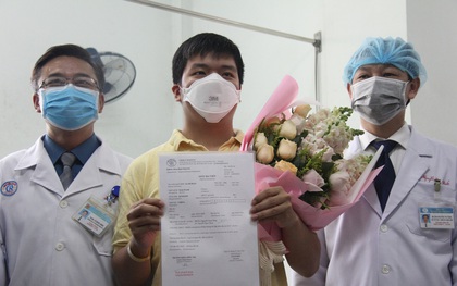 Ảnh: Bệnh nhân nhiễm virus Corona vui mừng khi được xuất viện, cảm ơn các bác sĩ Việt Nam đã tận tình cứu chữa