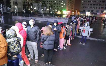 Hà Nội: Hàng trăm cư dân chung cư xếp hàng dưới trời mưa lạnh giữa đêm khuya để mua khẩu trang