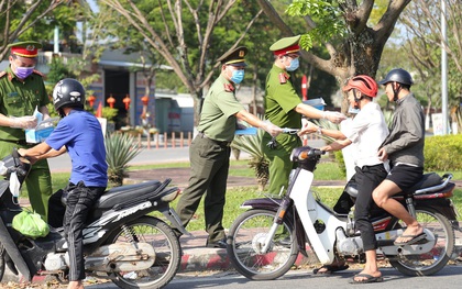 Hình ảnh đẹp ở Đà Nẵng: Công an xuống đường phát khẩu trang miễn phí, người dân xếp hàng học cách chống virus Corona