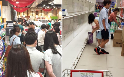 Singapore vừa nâng mức cảnh báo virus corona, người dân đã ùn ùn 'quét sạch' nhu yếu phẩm tại hàng loạt siêu thị