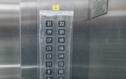 Hà Nội: Bọc nylon nút bấm, yêu cầu cư dân không nói chuyện hay nghe điện thoại trong thang máy để phòng dịch virus Corona