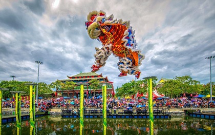 Hàng ngàn du khách tới check in lễ hội hoa tại Sun World Danang Wonders