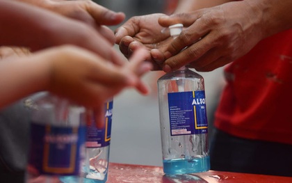 Đau đầu với nạn trộm cắp khẩu trang và nước rửa tay giữa đại dịch Covid-19 ở Mỹ, đến bác sĩ cũng phải dè chừng bệnh nhân