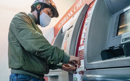 Chùm ảnh: Ngân hàng bố trí nước rửa tay sát khuẩn tại các cây ATM phòng dịch COVID-19