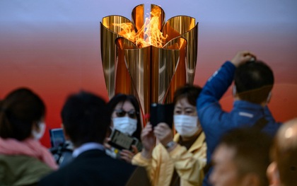 Bất chấp chính quyền kêu gọi "ở nhà", hàng chục nghìn người Nhật Bản vẫn xếp hàng đi xem ngọn đuốc Olympic giữa mùa dịch Covid-19