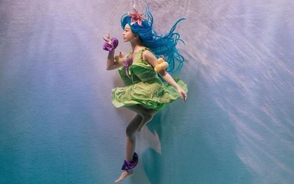 Ngỡ ngàng trước bộ ảnh cosplay "Zoe Tiệc bể bơi" siêu thực của nữ cosplayer Hàn Quốc Hanna