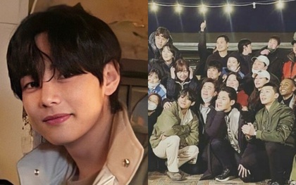 Đến phim trường thăm Park Seo Joon, V (BTS) khiến netizen “gào thét” vì nhan sắc thật: Khách mời thôi mà lấn át cả dàn cast “Itaewon Class”?