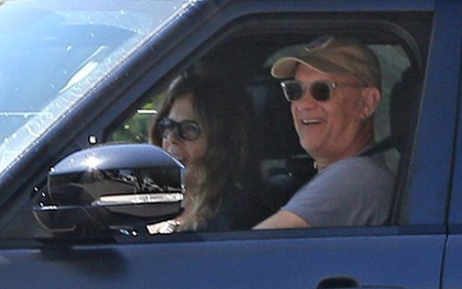Vợ chồng Tom Hanks bị bắt gặp tươi cười lái xe ra đường sau điều trị Covid-19
