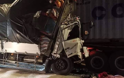 TP.HCM: Xe tải tông cực mạnh vào đuôi container trên quốc lộ, 3 người chết thảm trong cabin