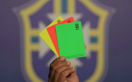 Giải mã bóng đá: Ai cũng biết về thẻ vàng thẻ đỏ, nhưng thẻ xanh có ý nghĩa gì?