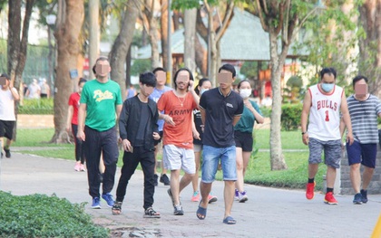 Ảnh: Bất chấp quy định xử phạt hành chính, nhiều người dân ở Hà Nội và Sài Gòn vẫn không đeo khẩu trang đến công viên tập thể dục