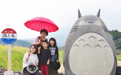 Mê phim hoạt hình Totoro, đôi vợ chồng già cặm cụi làm trạm xe bus độc nhất vô nhị, khách thi nhau tìm đến chụp ảnh