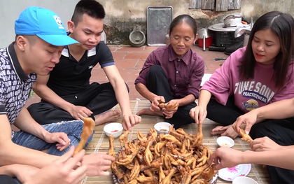 Bà Tân Vlog làm chân gà chao vì con trai Hưng thích ăn, thế mà cả nhà ngồi ăn hết rồi vẫn không thấy Hưng đâu