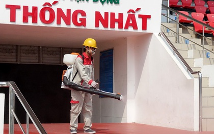 Sân Thống Nhất phun khử khuẩn trước khi đón HLV Park Hang-seo tới dự khán