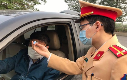 Cục CSGT kiểm tra thân nhiệt toàn bộ chiến sĩ, cá nhân, tổ chức đến làm việc để phòng ngừa COVID-19