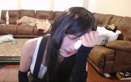 Nữ streamer bật khóc nức nở khi những người xem livestream liên tục yêu cầu... "lột đồ"