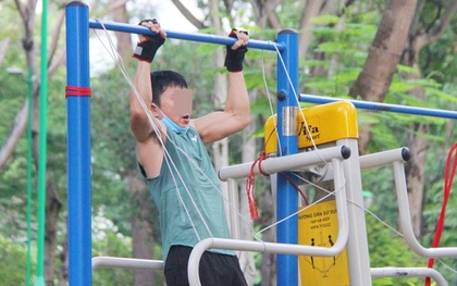 Nhiều người dân không chịu đeo khẩu trang, cố ý gỡ dây phong tỏa để tập thể dục trong công viên ở Sài Gòn