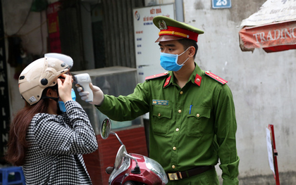 Hà Nội: Công an phường Đông Ngạc lập nhiều chốt, kiểm tra thân nhiệt tất cả người dân vào chợ để phòng chống COVID-19
