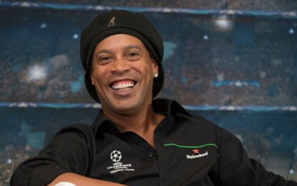 Bị quản thúc trong khách sạn 4 sao, Ronaldinho vẫn đưa ra yêu sách chẳng giống ai: Nghe xong fan chỉ còn biết thêm yêu mến Ro "vẩu"