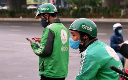 Tài xế xe ôm, taxi trong ngày đầu nới lỏng giãn cách xã hội tại Hà Nội: "Hào hứng đi làm lại nhưng chờ từ sáng đến trưa chẳng có khách nào"