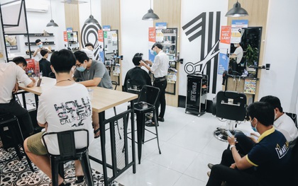 Người Sài Gòn đổ xô đi cắt tóc sau 3 tuần giãn cách xã hội, tiệm tóc phải từ chối khách vì quá đông