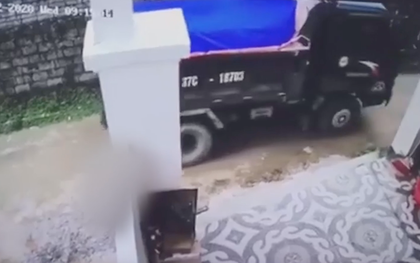 Nóng: Triệu tập tài xế xe tải lùi trúng bé trai rồi bê xác đi giấu và dùng cát xóa dấu vết ở Nghệ An