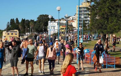 Một số bãi biển ở Australia bắt đầu đông người khiến chính quyền lo ngại