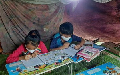 2 học trò người Mông ở Yên Bái lên núi “hứng sóng” 3G học trực tuyến