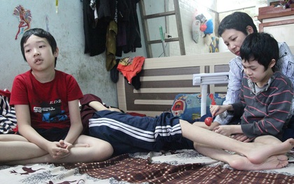 Số phận éo le của người mẹ nuôi 3 đứa con mắc bạo bệnh ở Hà Nội: “Tôi từng nghĩ đến cái chết để giải thoát tất cả”