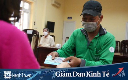 Hà Nội: Người dân phấn khởi đi nhận tiền hỗ trợ do bị ảnh hưởng bởi dịch Covid-19