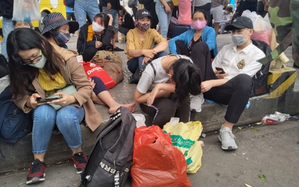 Hà Nội: Người dân "vạ vật" hàng giờ, ngủ gục tại bến chờ bắt xe về quê dịp lễ 30/4