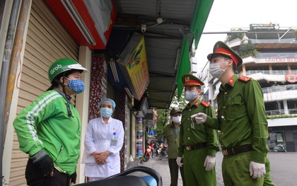 Ngày đầu áp dụng xử phạt người ra đường không lý do: "Hiện chúng tôi chỉ nhắc nhở, sau hôm nay sẽ xử lý những người không chấp hành"