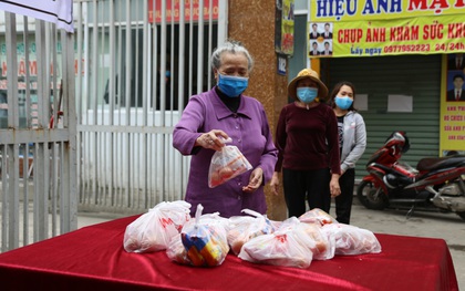 Ảnh: "Ai cần cứ đến lấy" và hàng trăm suất ăn miễn phí dành tặng người lao động nghèo giữa mùa dịch Covid-19 ở Hà Nội