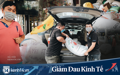 Ảnh: Người Sài Gòn ùn ùn chở gạo đến góp, máy "ATM" cũng nhả gạo như nước cho người nghèo