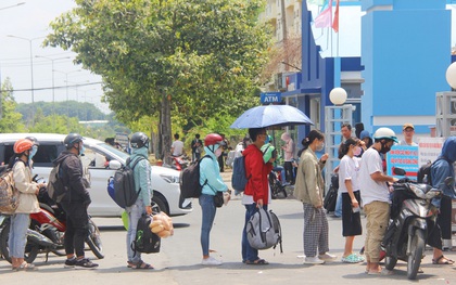 Hàng trăm sinh viên đội nắng, lỉnh kỉnh đồ đạc quay trở lại KTX ĐHQG TP.HCM sau kỳ nghỉ dài gần 4 tháng