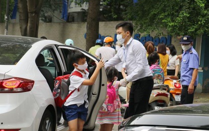 Trẻ đi học lại, cha mẹ chật vật gọi con dậy sớm đến lớp đúng giờ