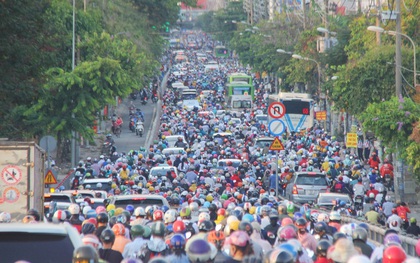 Ảnh: Các tuyến đường ở Sài Gòn tái diễn cảnh kẹt xe nghiêm trọng, người dân vật vã tìm cách về nhà giờ tan tầm