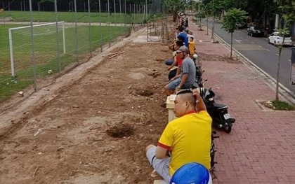 CĐV Nam Định ngồi vắt vẻo trên hàng rào xem đội nhà "đánh tennis" sau gần 2 tháng "đói" bóng đá