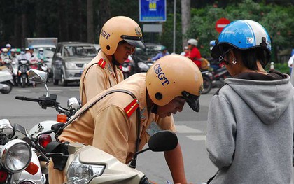 Người tham gia giao thông mắc lỗi gì thì được nộp tiền phạt trực tiếp cho Cảnh sát giao thông?